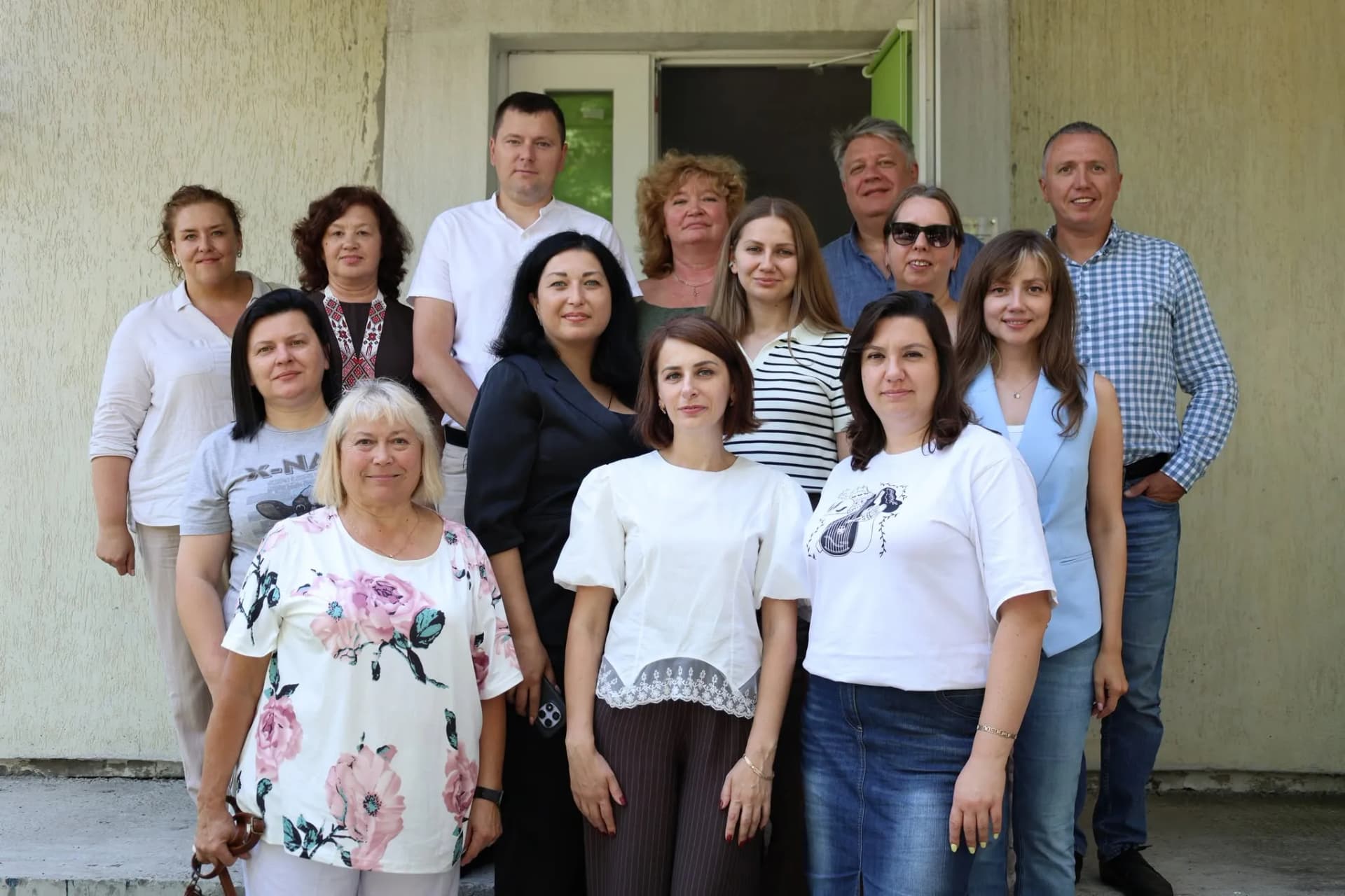 Спільне фото учасників на вулиці