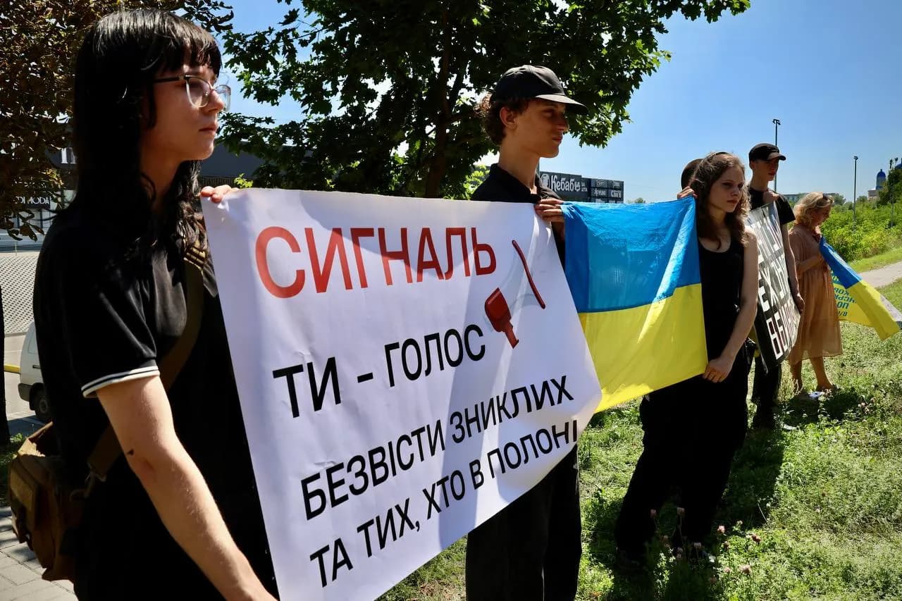 молодь з плакатом "Сигналь"