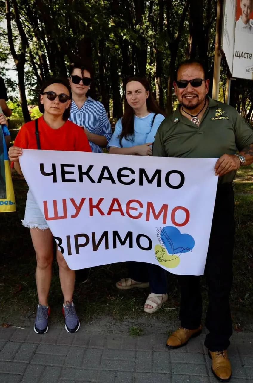 Річард з волонтерами тримає плакат на підтримку зниклих безвісти захисників
