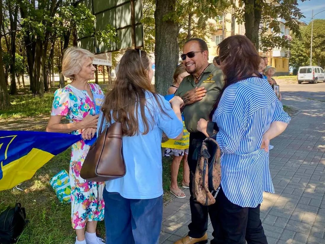 Річард та волонтери на мовчазній акції