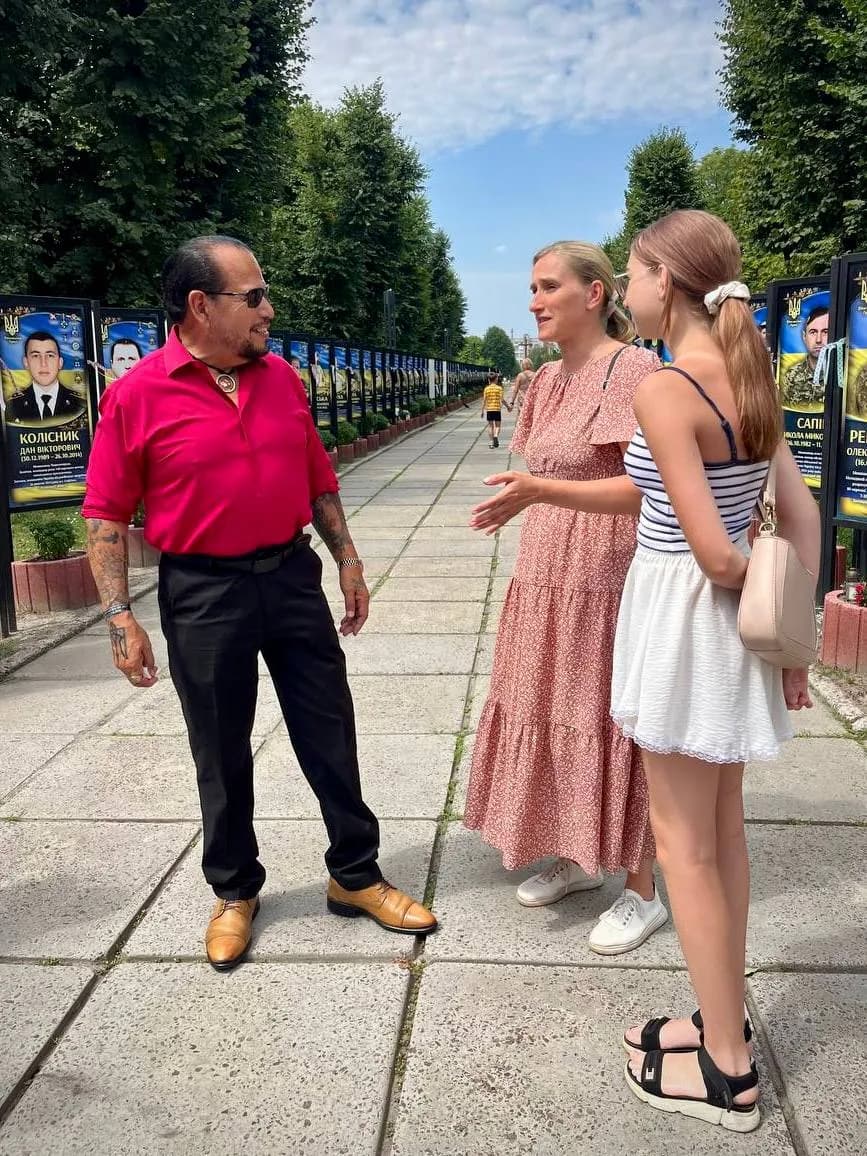 Річард спілкується з родинами полеглих Захисників