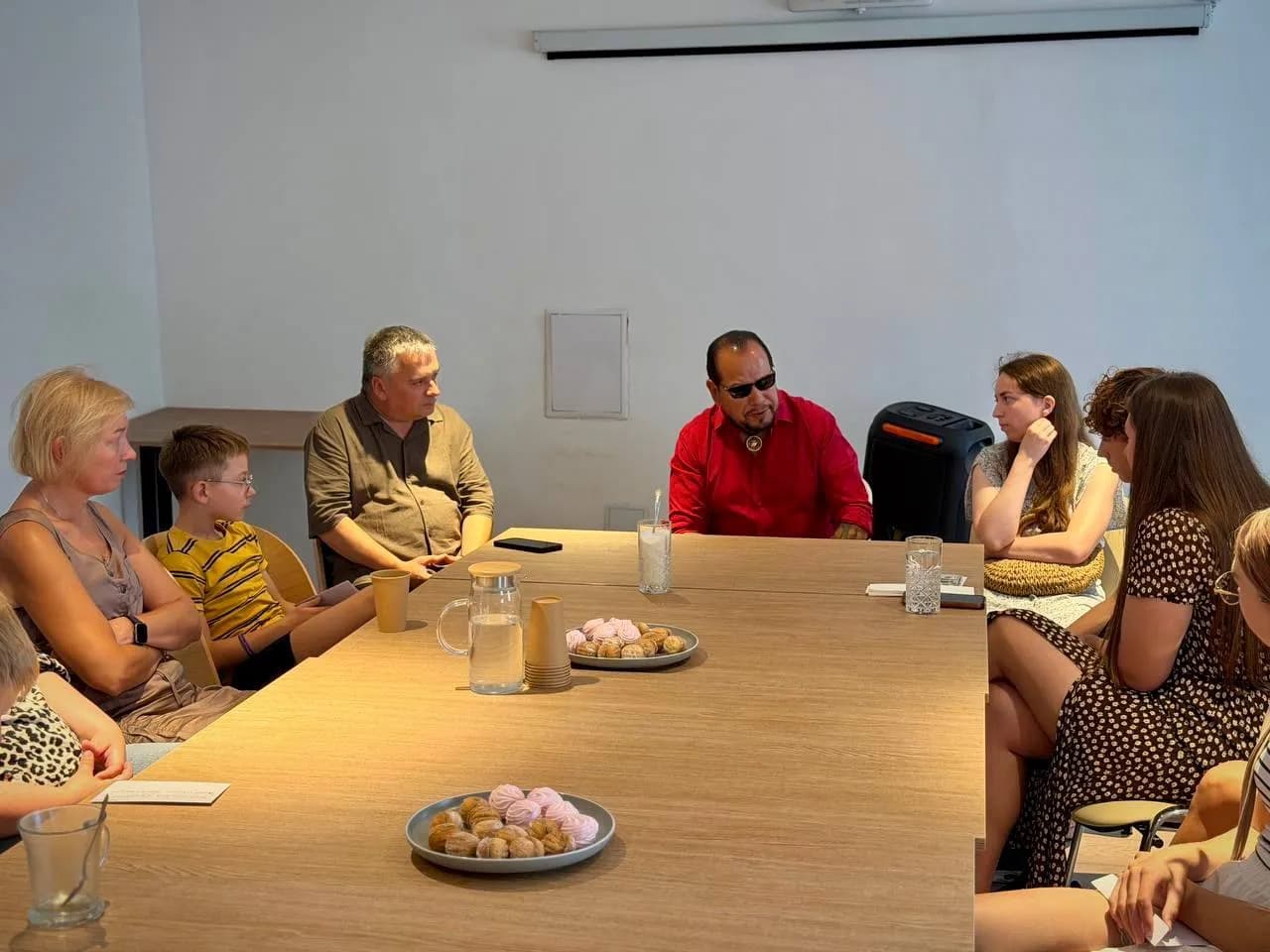 Річард сидить за столом з родинами полеглих Героїв