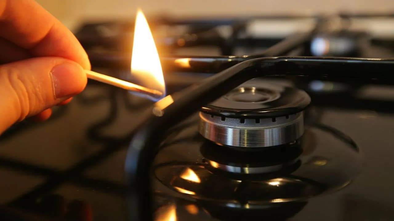 Сірник біля газової плити