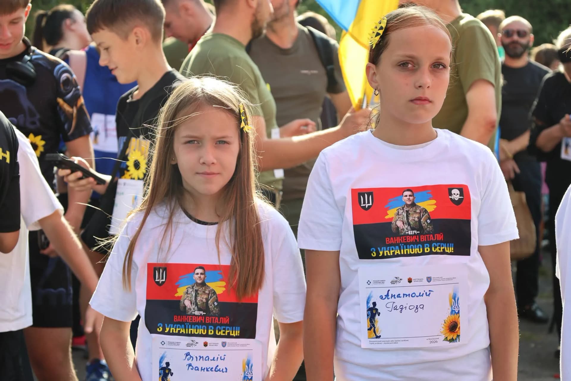 дві дівчинки в футболках, на яких напис "За Віталія Ванкевича"