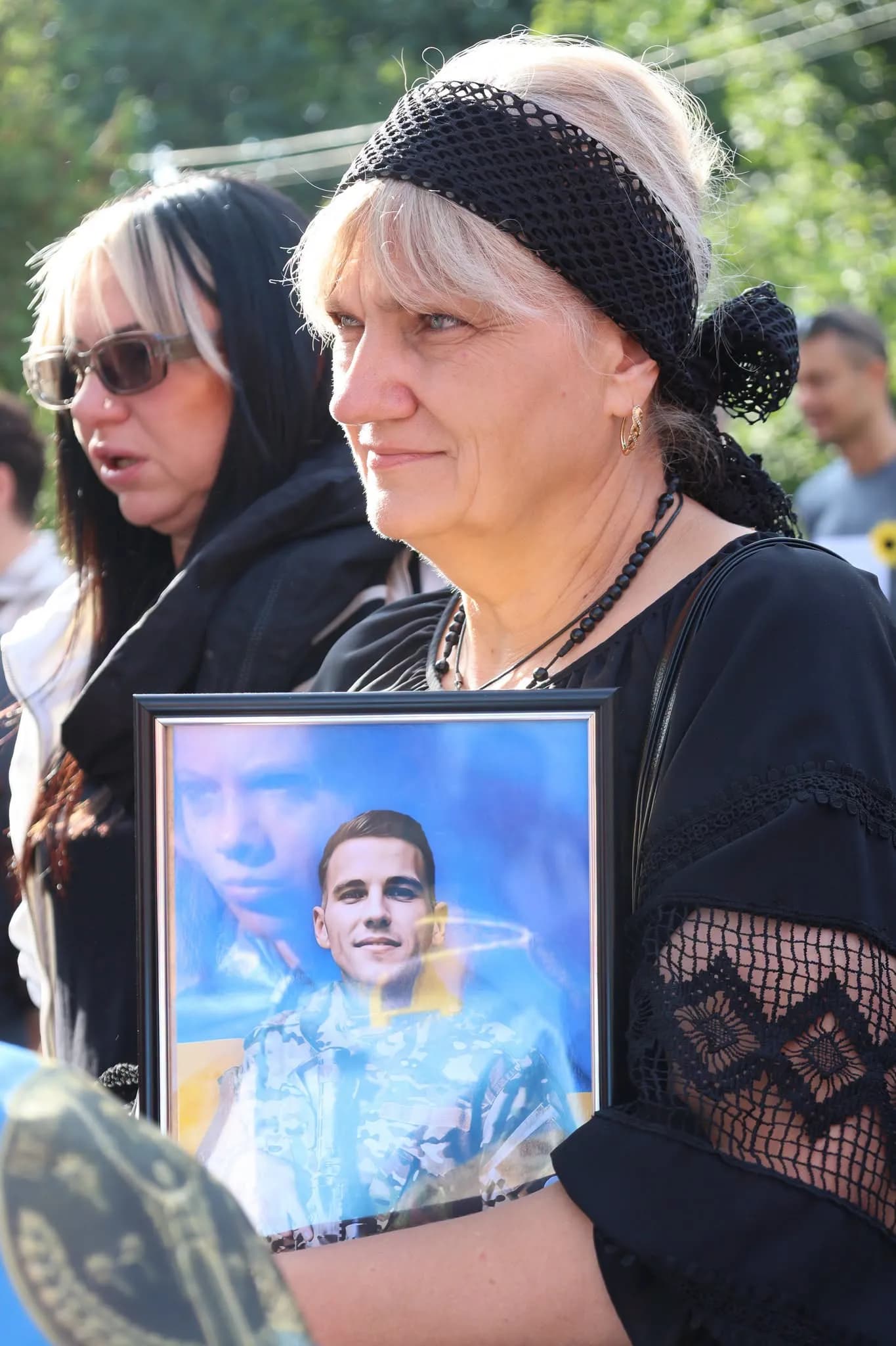 жінка з портретом сина-Героя Віталія Ванкевича