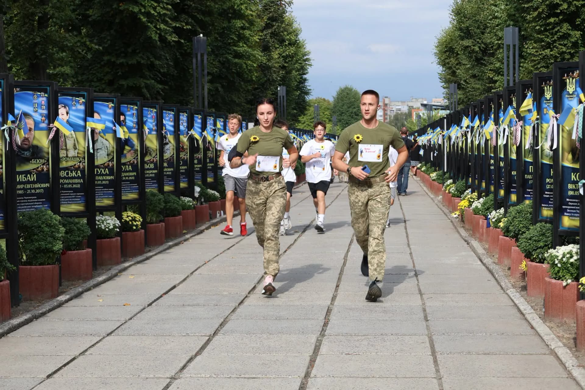 військові біжать на Алеї Героїв