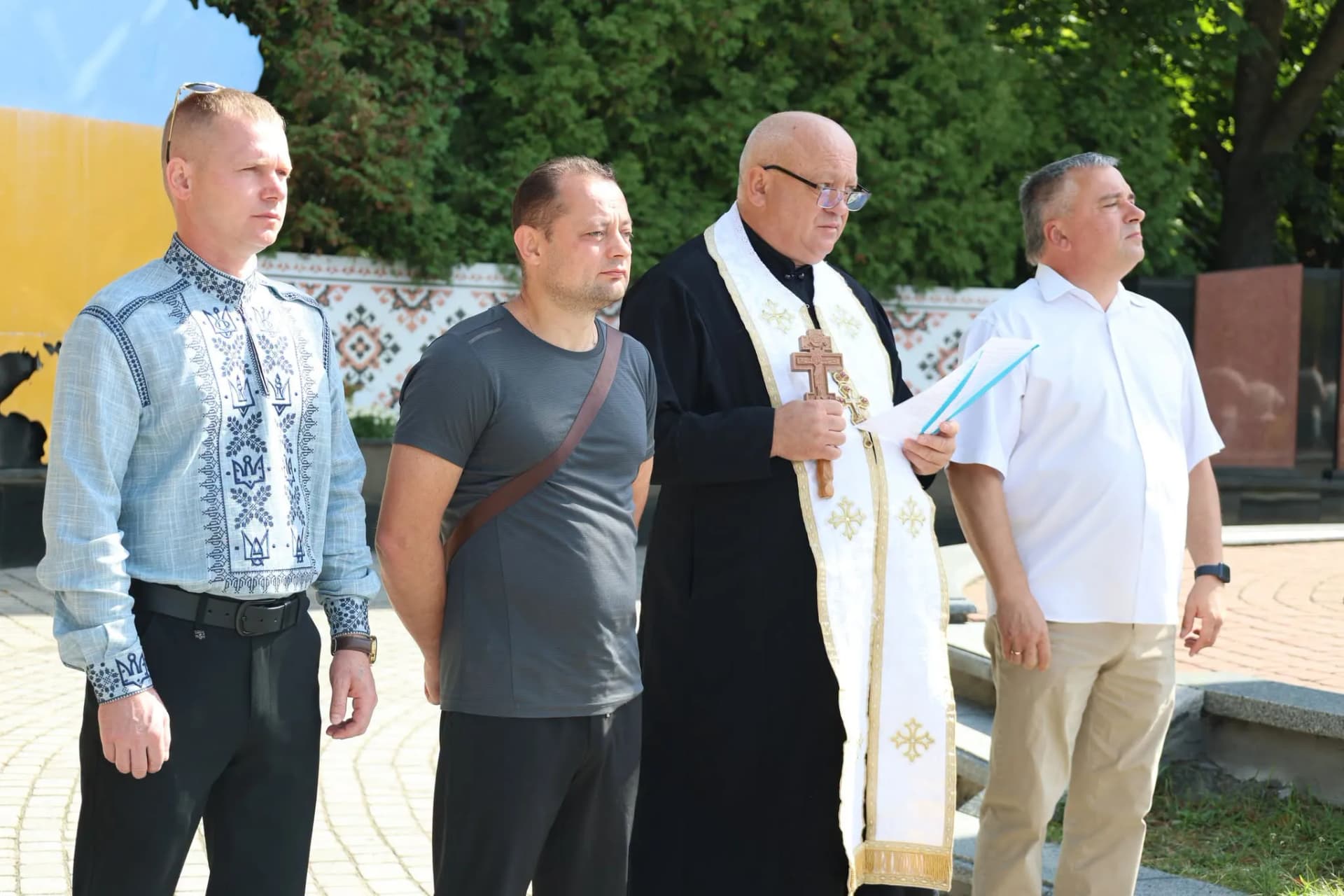 керівник "Будинку воїна" Михайло Палюга, секретар міської ради Олександр Грасулов, священник, заступник міського голови Володимир Коваль