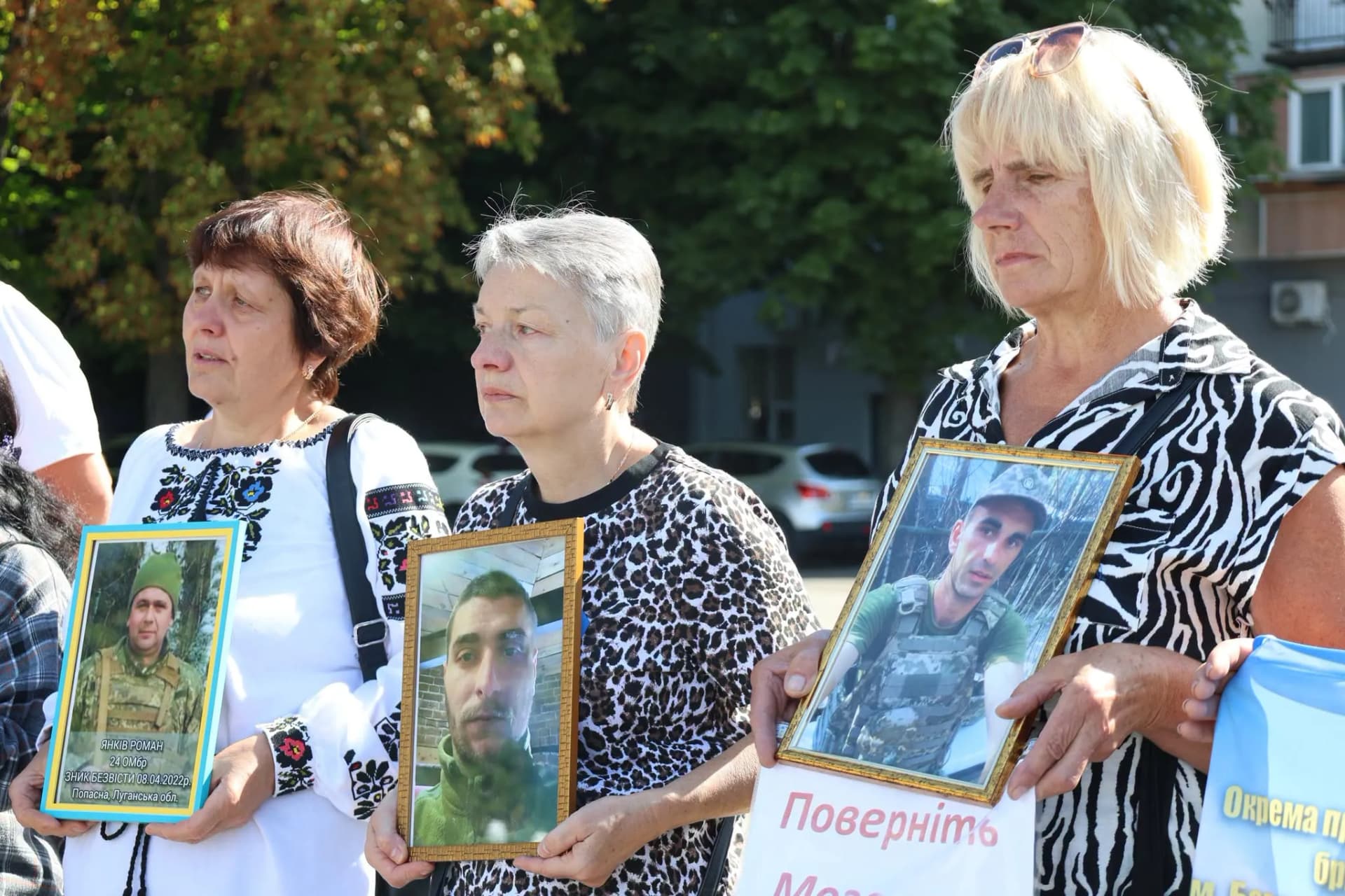 жінки з портретами військових