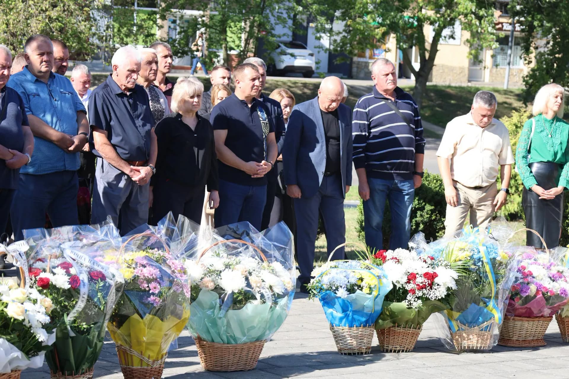 люди стоять на молебені до Дня шахтаря