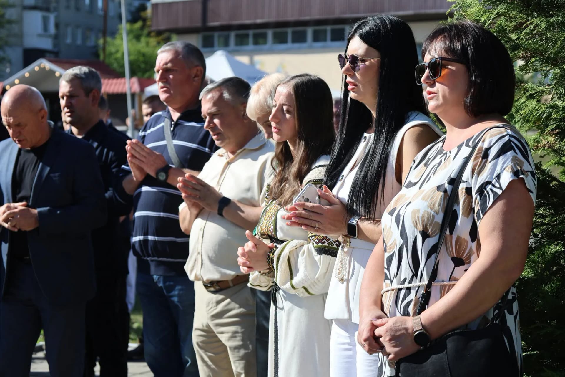 люди на поминальній службі перед пам’ятником загиблим шахтарям