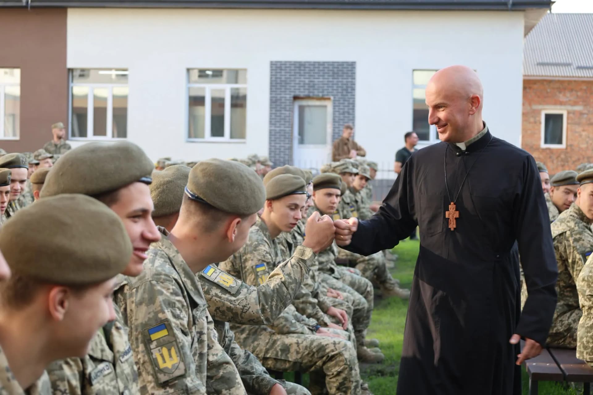 священник вітається з ліцеїстами