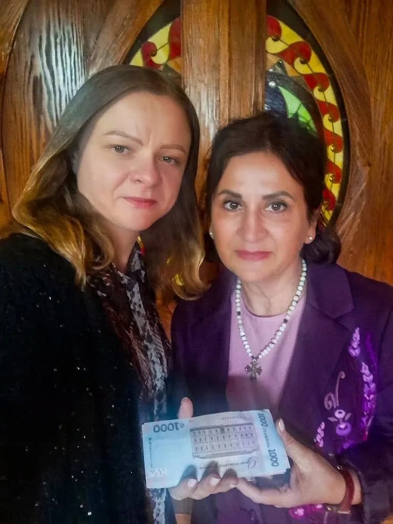 Диреторка бібліотечної системи Ірина Покотило та дружина майстра Андрія Уляницького - Лідія