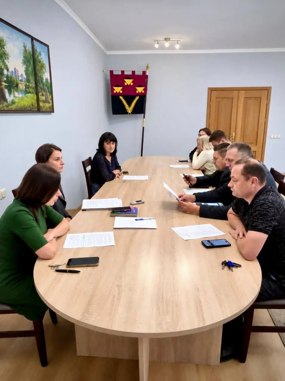 Учасники інвестиційної ради за столом