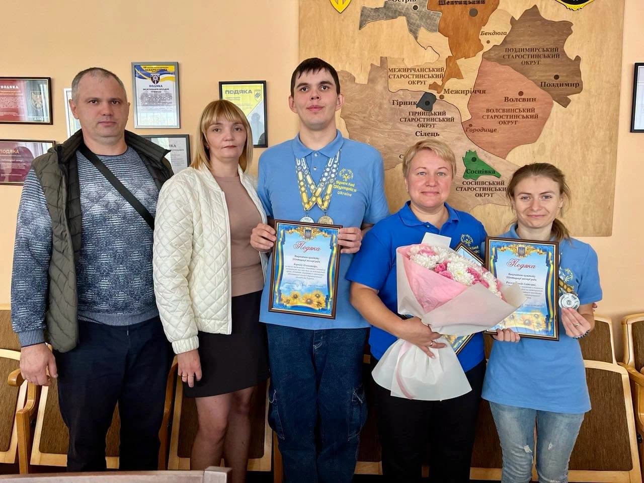 На фото - призери Спеціальної олімпіади Олександр Карпів, Світлана Росоловська, тренер Марина Яремкович і батьки Олександра