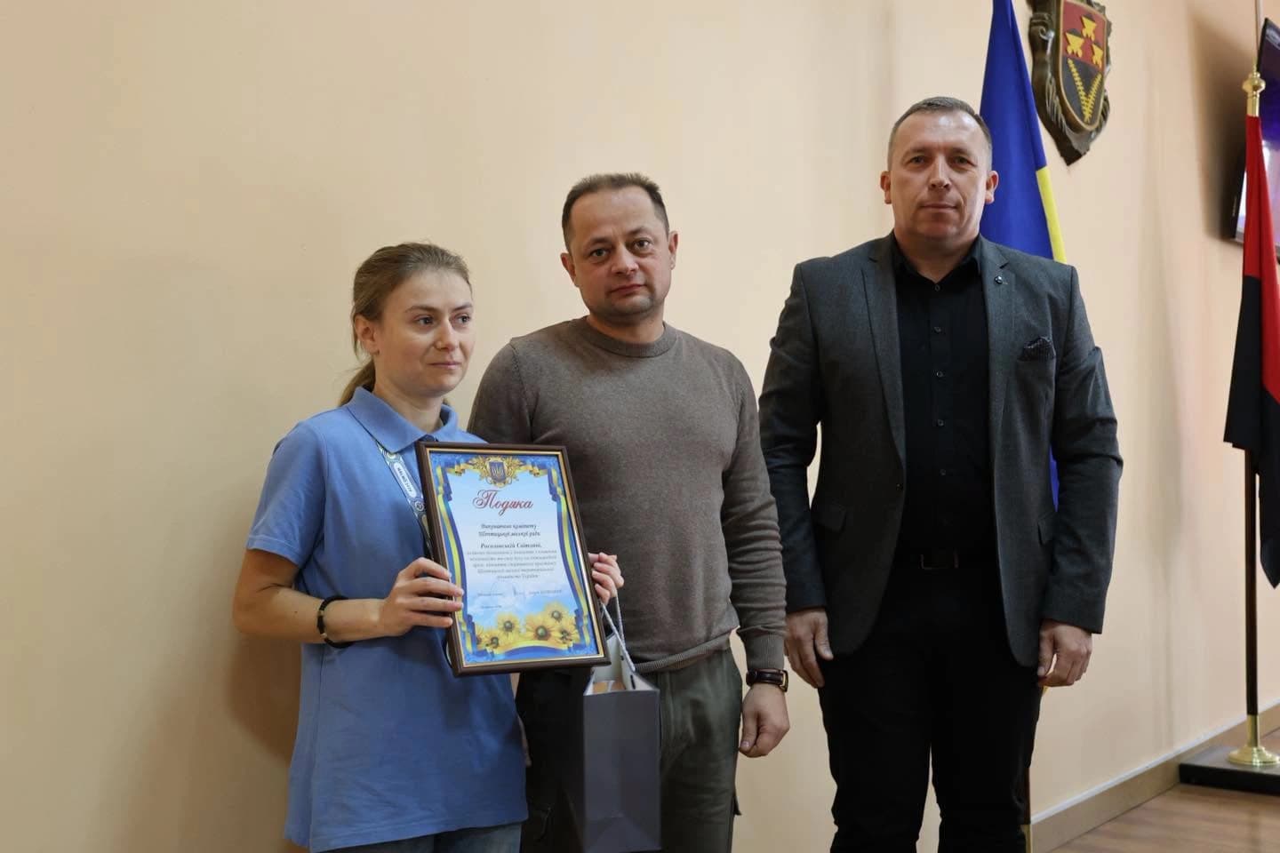 на фото призерка Спеціальної Олімпіади Світлана Росоловська, секретар міської ради Олександр Грасулов та міський голова Андрій Залівський