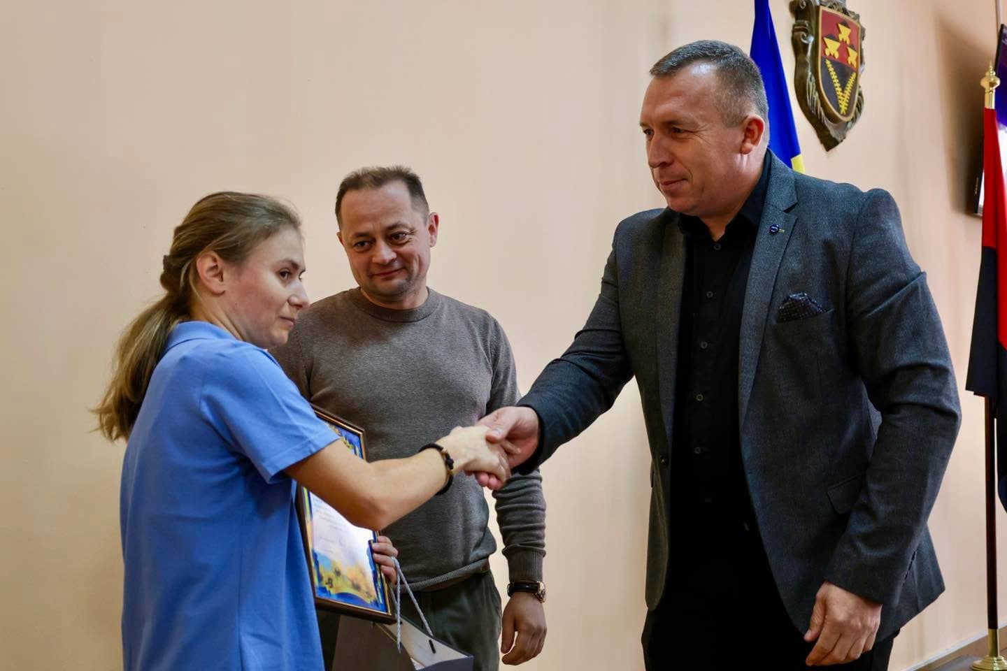 міський голова Андрій Залівський вручає подяку Світлані Росоловській