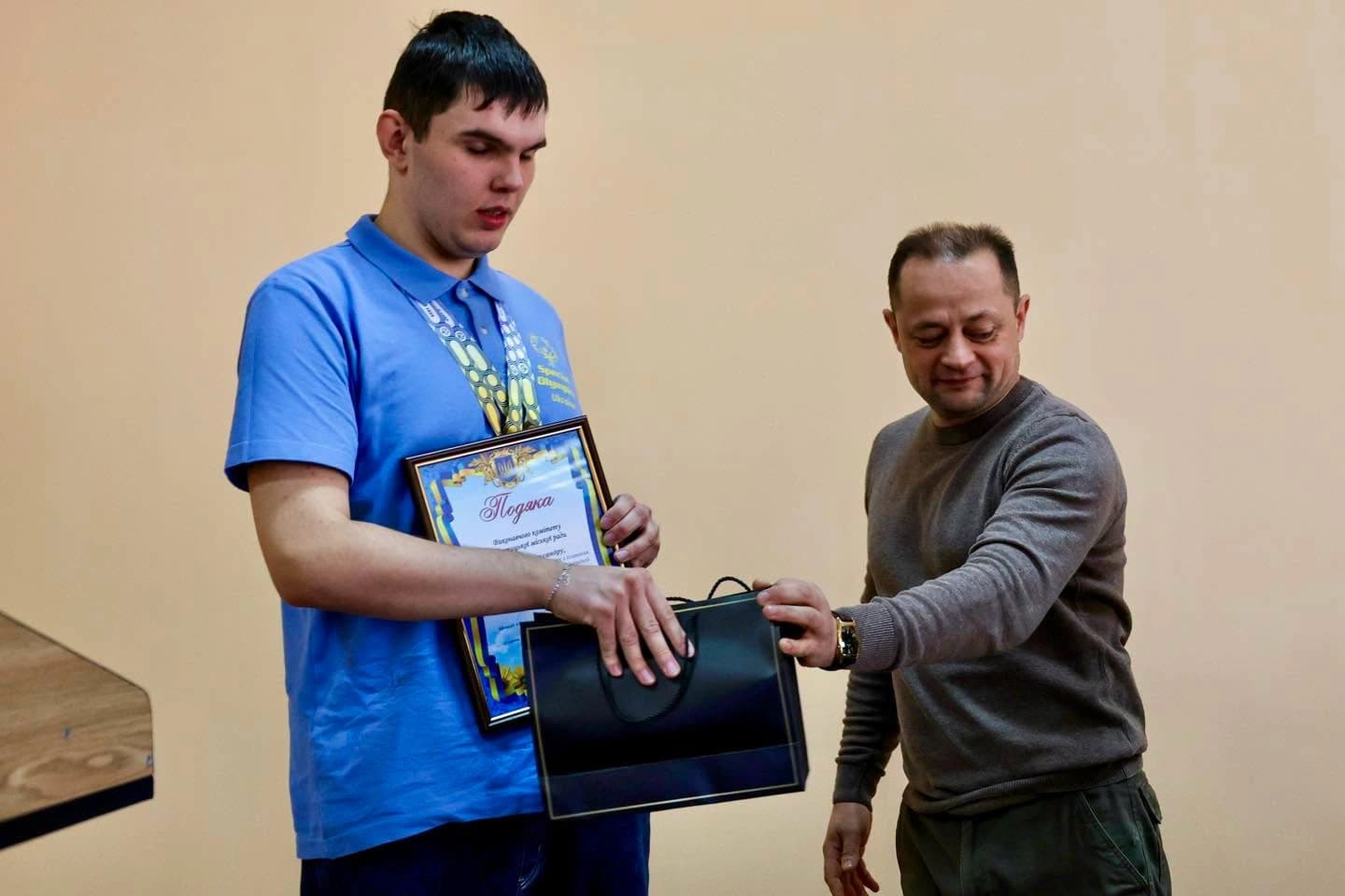 секретар міської ради Олександр Грасулов вручив подарунок Олександру Карпіву