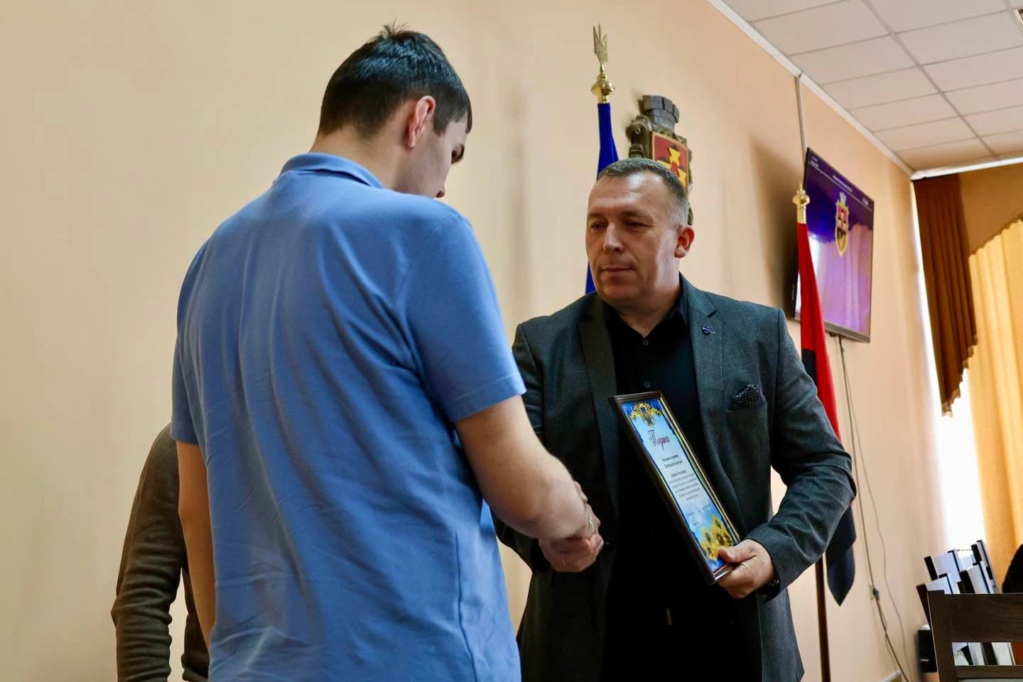 міський голова Андрій Залівський вручив грамоту призеру Спеціальної Олімпіади Олександру Карпіву