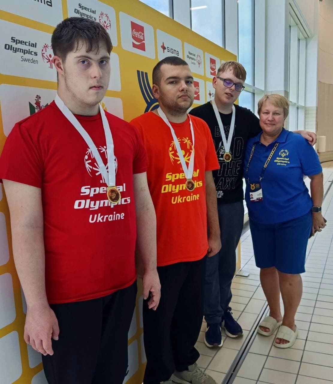 На фото - тренер Марина Яремкович та учасники Спеціальної Олімпіади з гри в боче