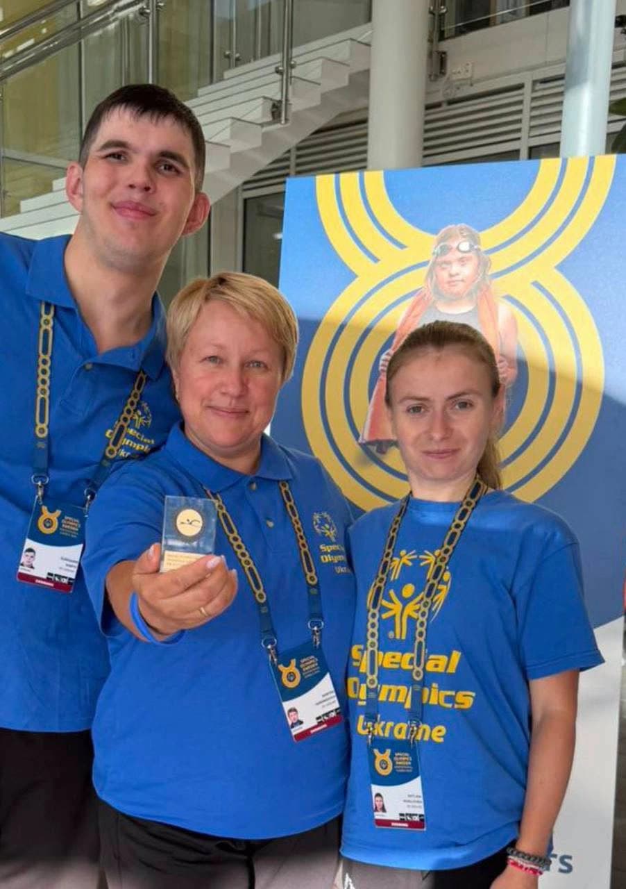 На фото - призери Спеціальної олімпіади Олександр Карпів, Світлана Росоловська, тренер Марина Яремкович з медалями у Швеції