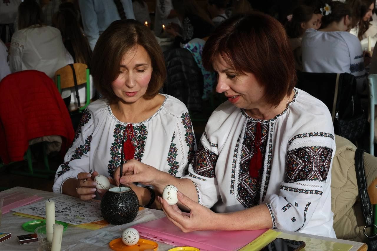 Учасники писанкують