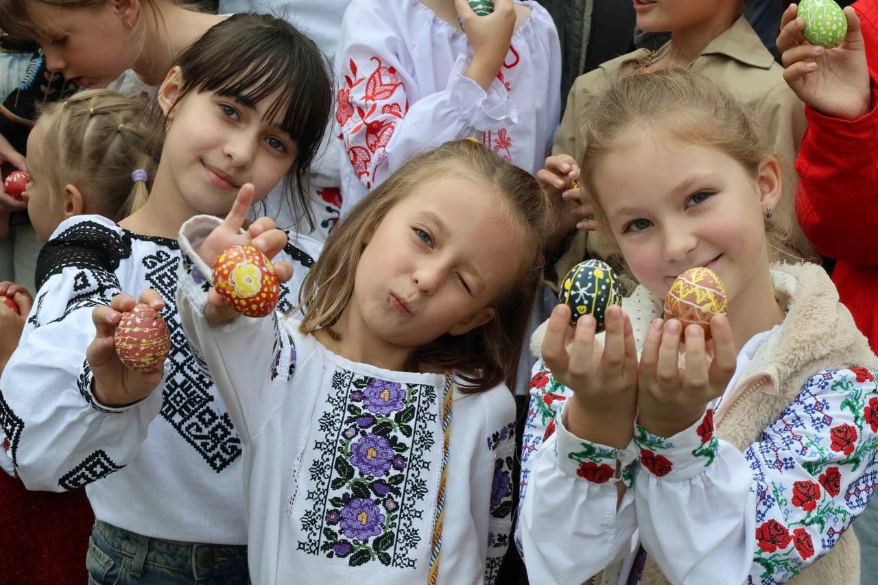 Діти з писанками
