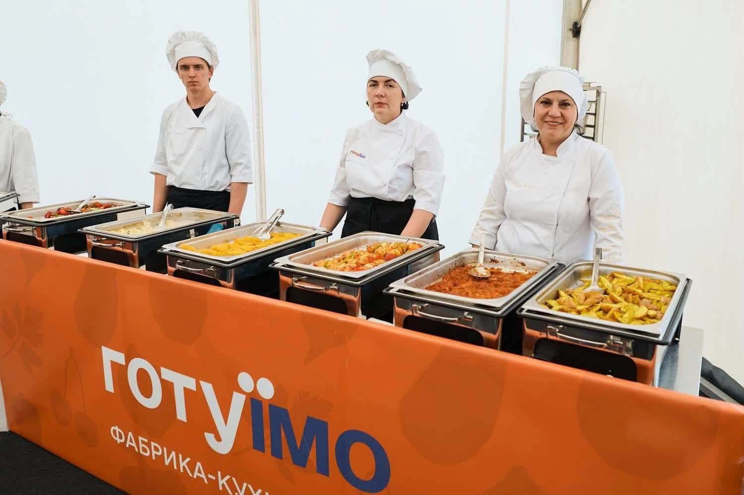 кухарі фабрики-кухні в Бучі