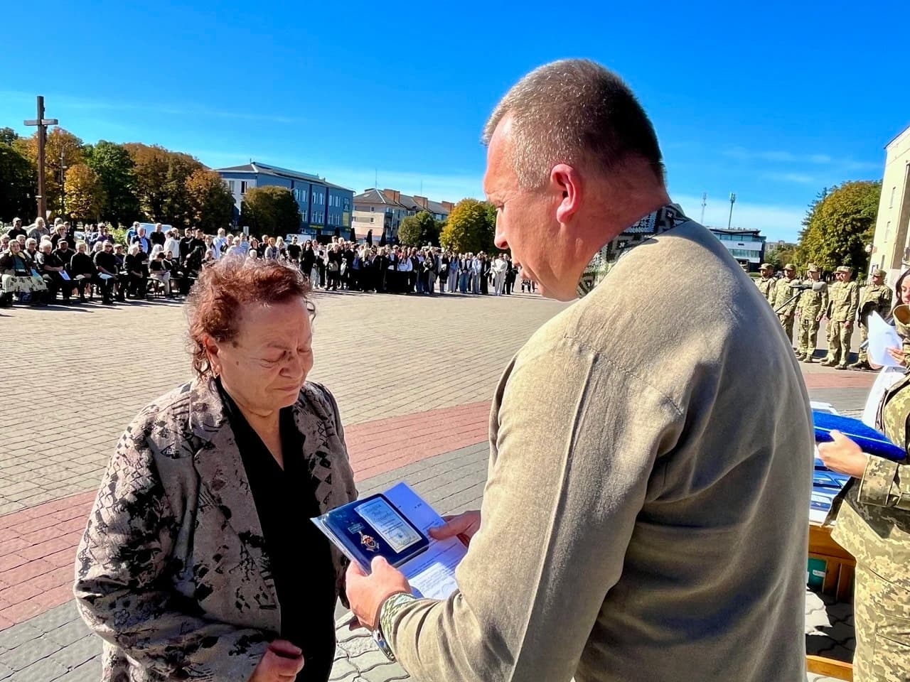 міський голова вручає мамі полеглого Героя відзнаку Почесного громадяника Шептицької міської територіальної громади