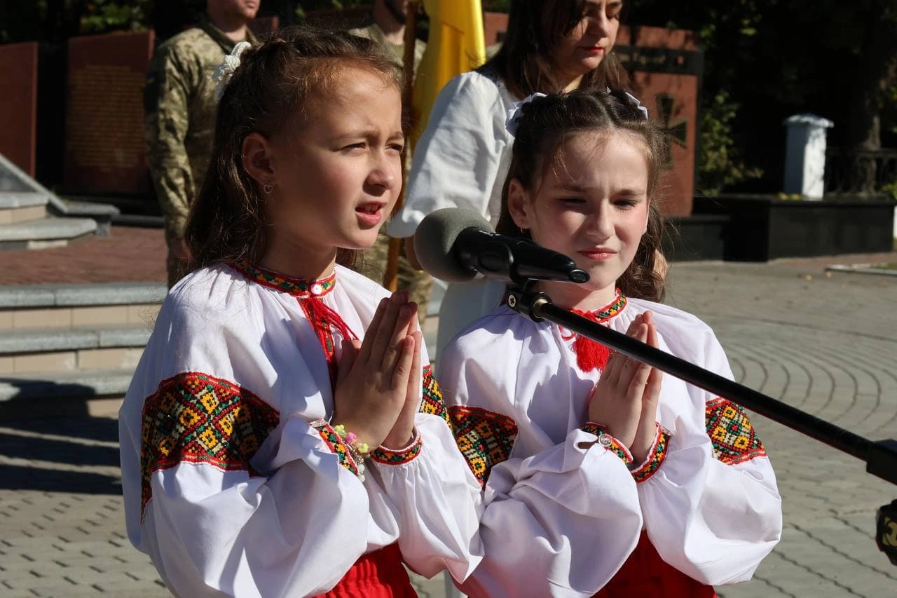дівчатка у вишиванках читають на заході вірш