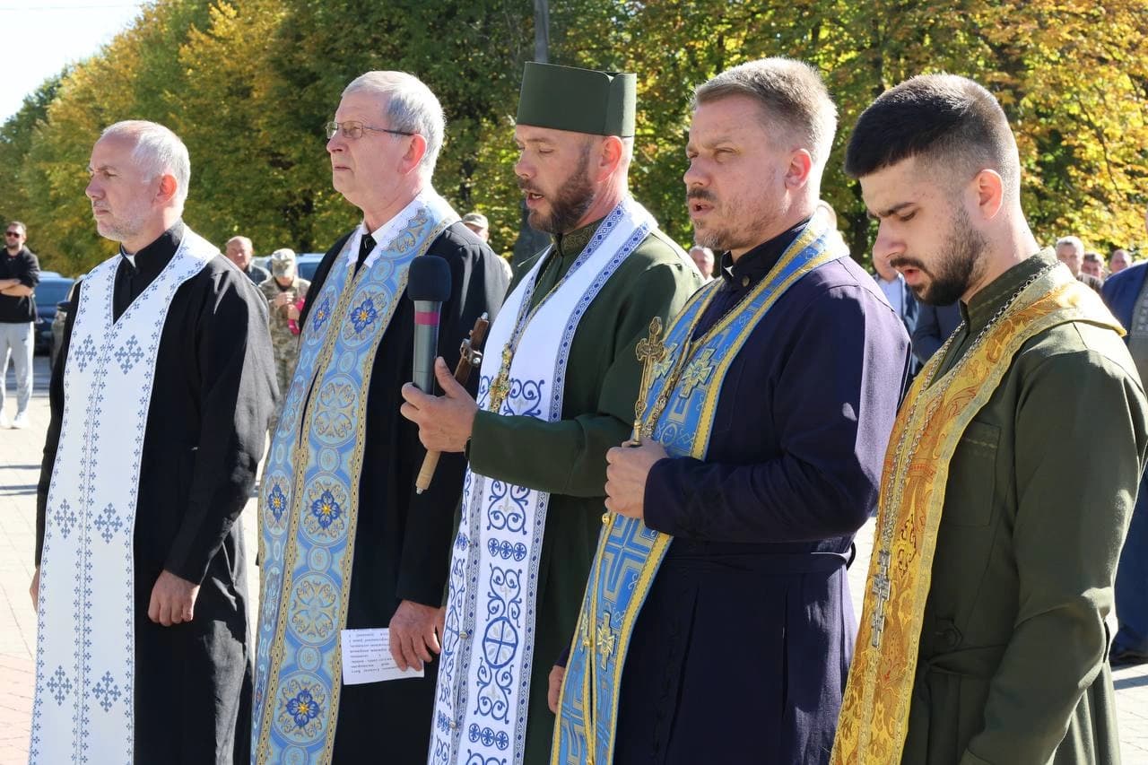 священники правлять молебен