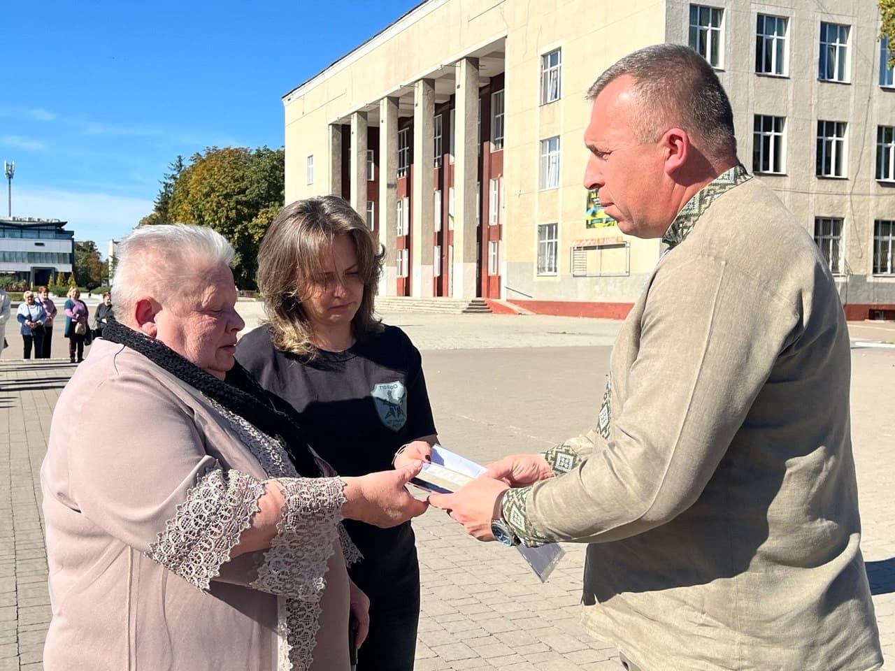 міський голова вручає мамі полеглого Героя відзнаку Почесного громадяника Шептицької міської територіальної громади