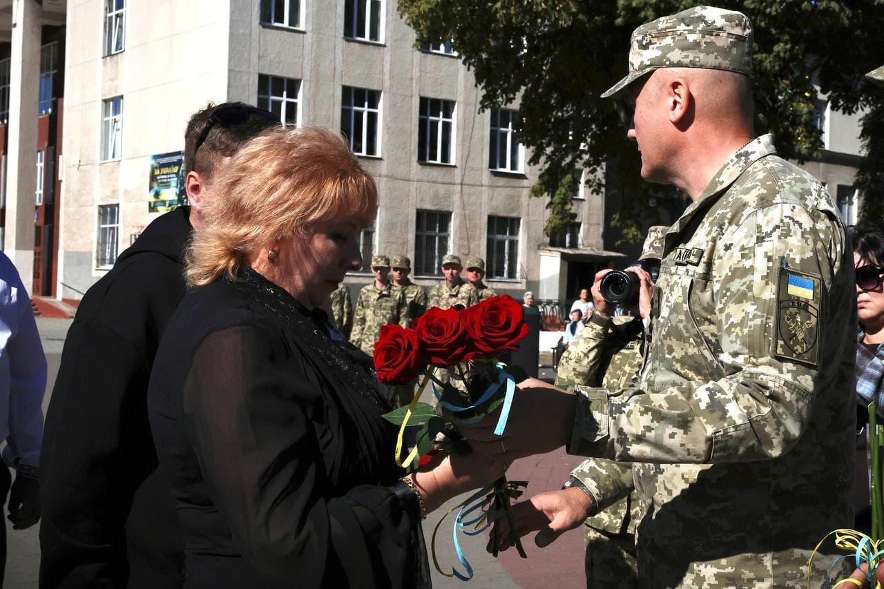 заступник начальника Кінологічного навчального центру Державної прикордонної служби України з морально-психологічного забезпечення, полковник Віктор Хрустальов вручає нагороду родині Героя