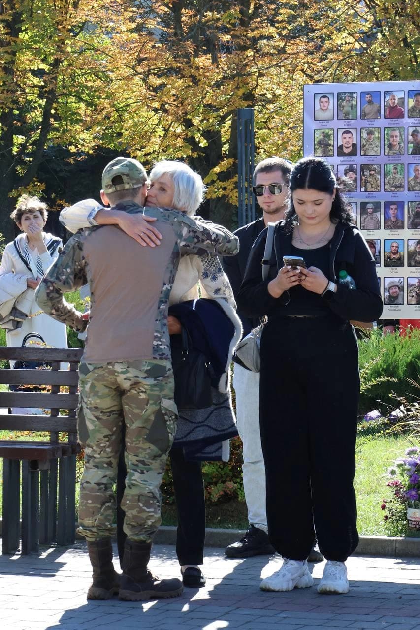 мама обіймає військового, якому вручили відзнаку "За поранення"