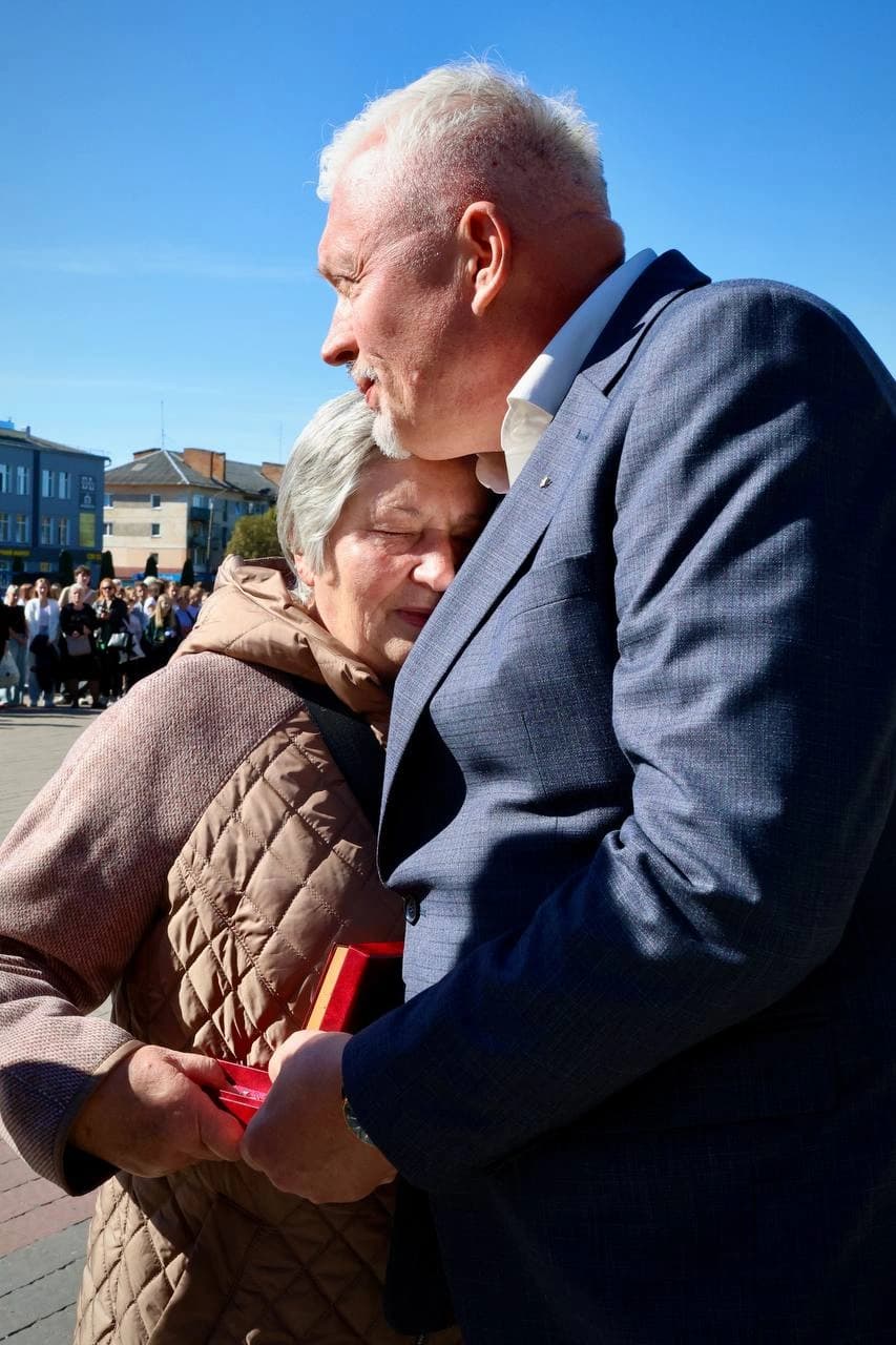 голова Шептицької районної військової адміністрації Андрій Дяченко вручив мамі Героя державну нагороду