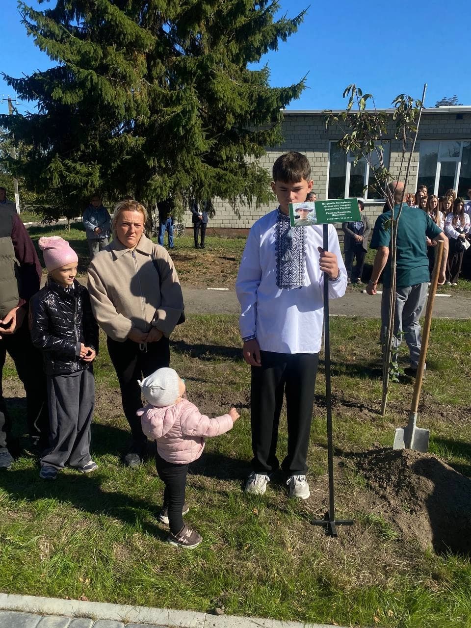 діти та рідні Героїв висаджують сакури на території Острівської гімназії