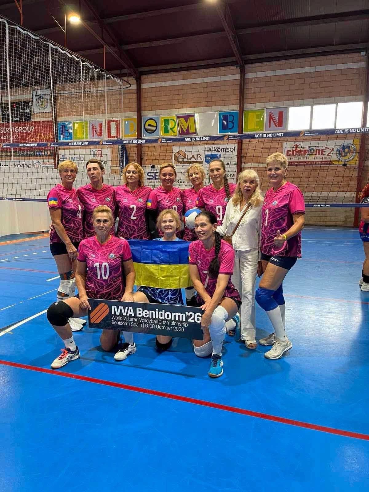 жіноча волейбольна команда з прапором