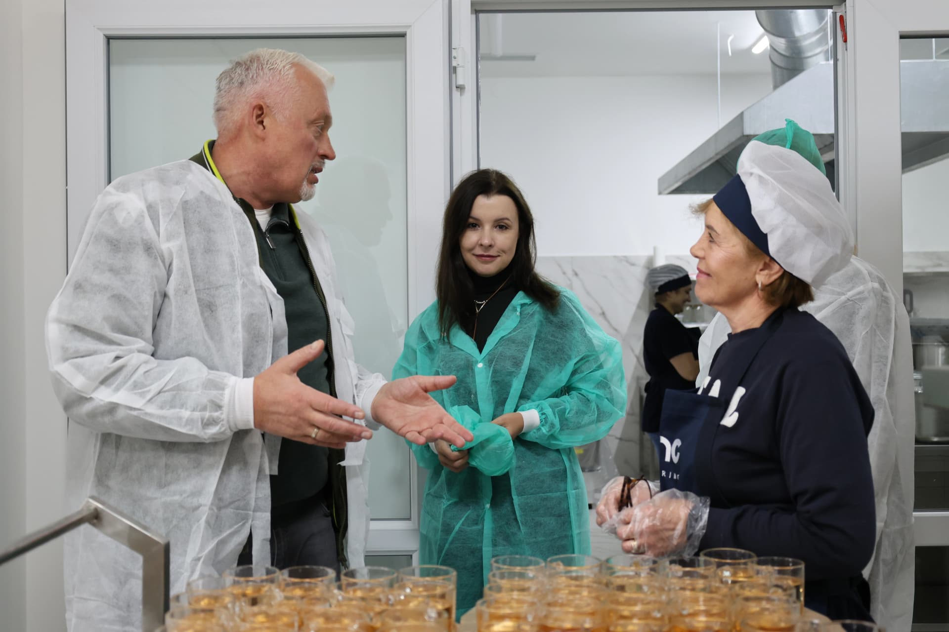 очільник Шептицької РВА Андрій Дяченко, заступниця міського голови Марта Ващук та кухар в Гімназії і мені родини Луговських