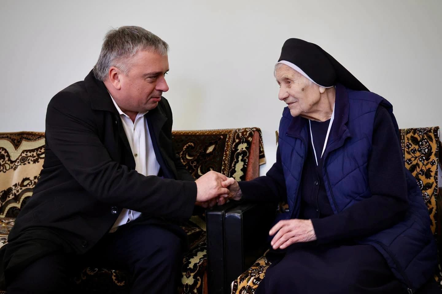 заступник міського голови Володимир Коваль спілкується з сестрою Дарією Градюк