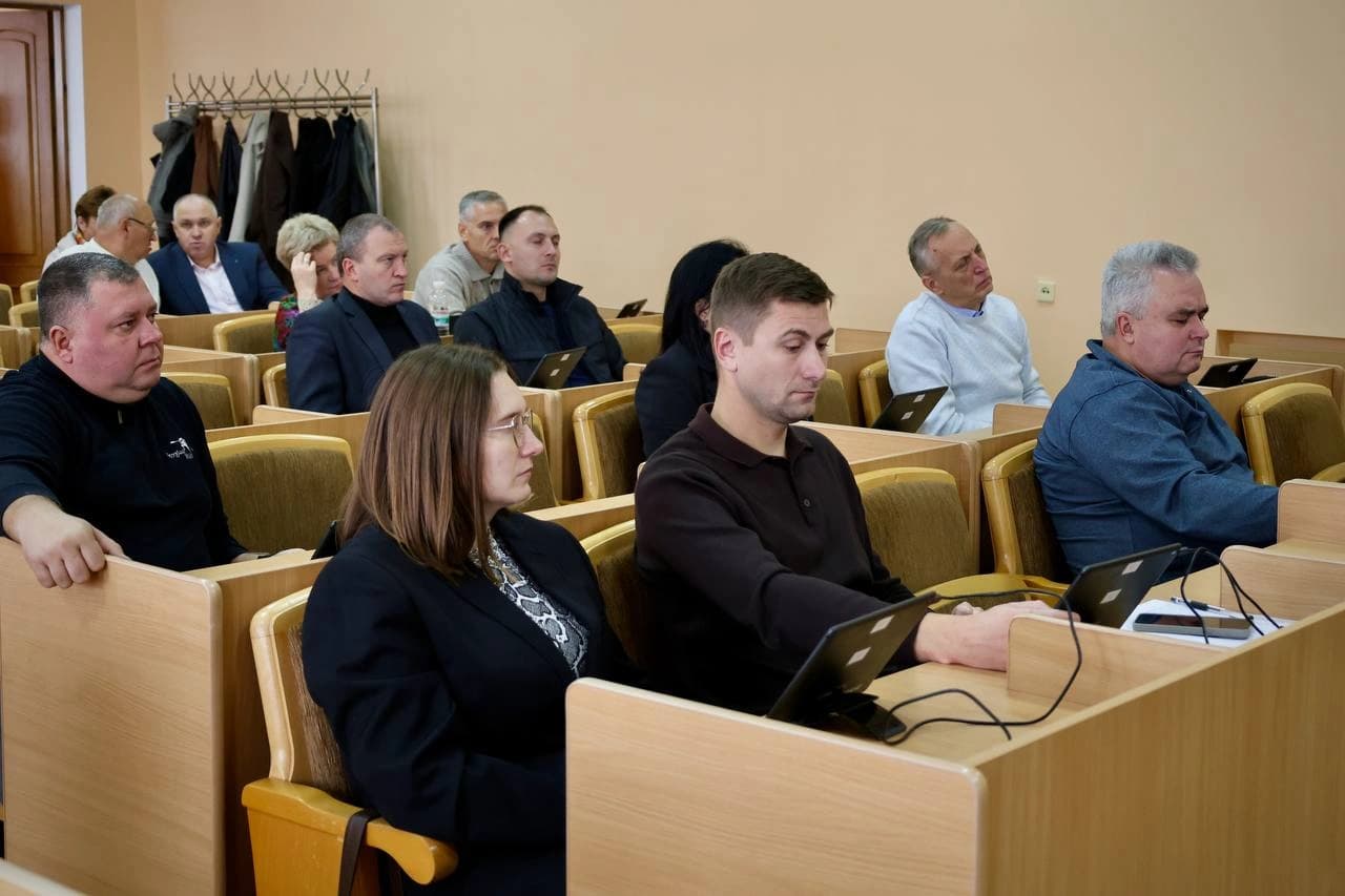 депутати на засіданні сесії