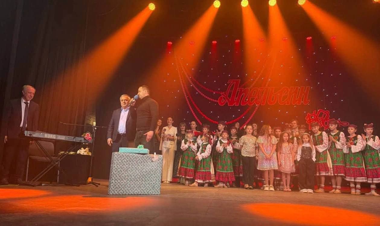 Представники міської ради дарують подарунки колективу