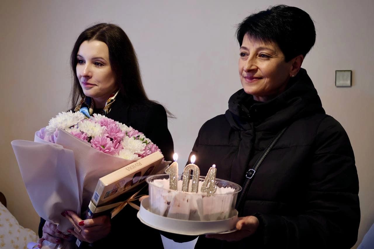 заступниця міського голови Марта Ващук та староста Соснівки Ірина Харчук прийшли вітати Парасковію Гайдучик