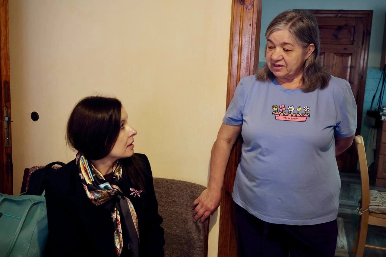 заступниця міського голови Марта Ващук спілкується з донькою ювілярки Наталією Луцик