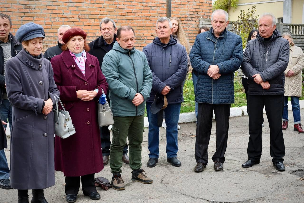 колишні колеги та друзі Петра Чумала на відкритті меморіальної дошки