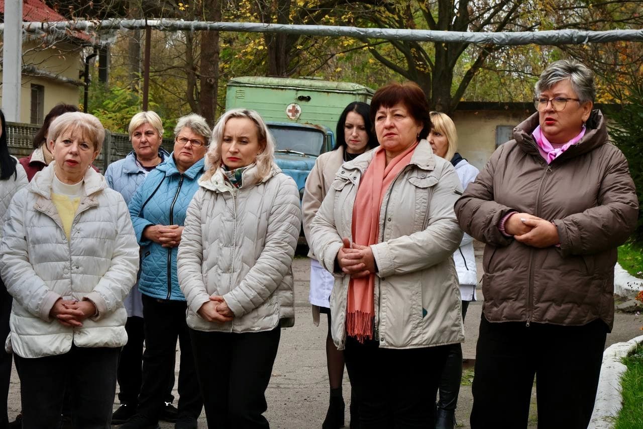 працівники Шептицького районого відділу Державної установи «Львівський обласний центр контролю та профілактики хвороб МОЗ України» під час відкриття меморіальної дошки