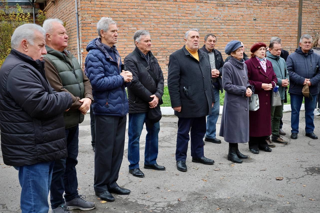 колишні колеги та друзі Петра Чумала на відкритті меморіальної дошки