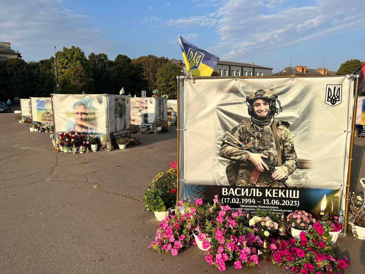 Під час сесії депутати міської ради підтримали проєкт рішення «Про забезпечення проведення загальнонаціональної хвилини мовчання у Червоноградській міській територіальній громаді».