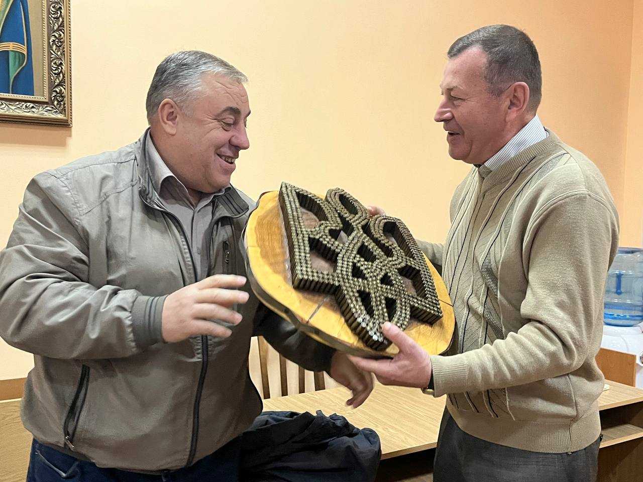 Військові 14 окремої механізованої бригади подарували колективу міської ради унікальний сувенір ручної роботи, виготовлений із порожніх гільз