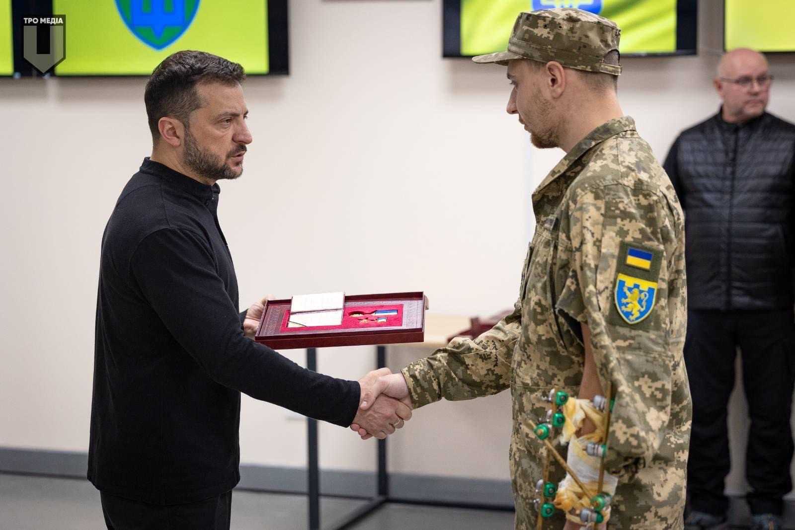 Президент України Володимир Зеленський вручив державні нагороди військовослужбовцям 103 окремої бригади територіальної оборони імені митрополита Андрея Шептицького.