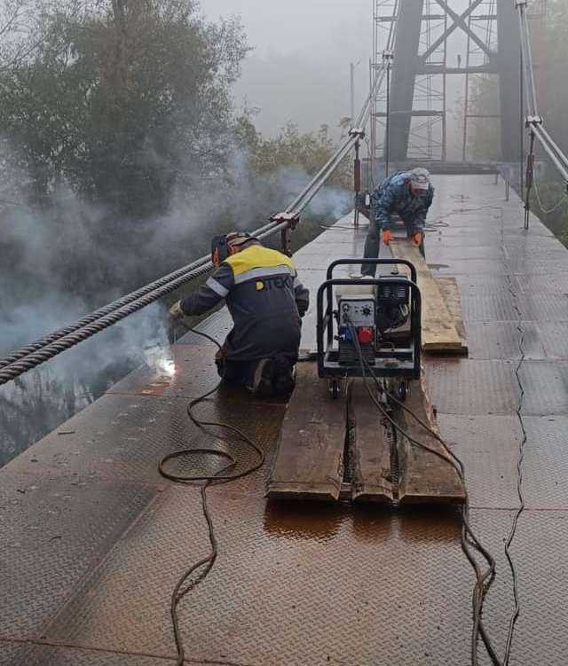 Тривають роботи з реконструкції підвісного мосту