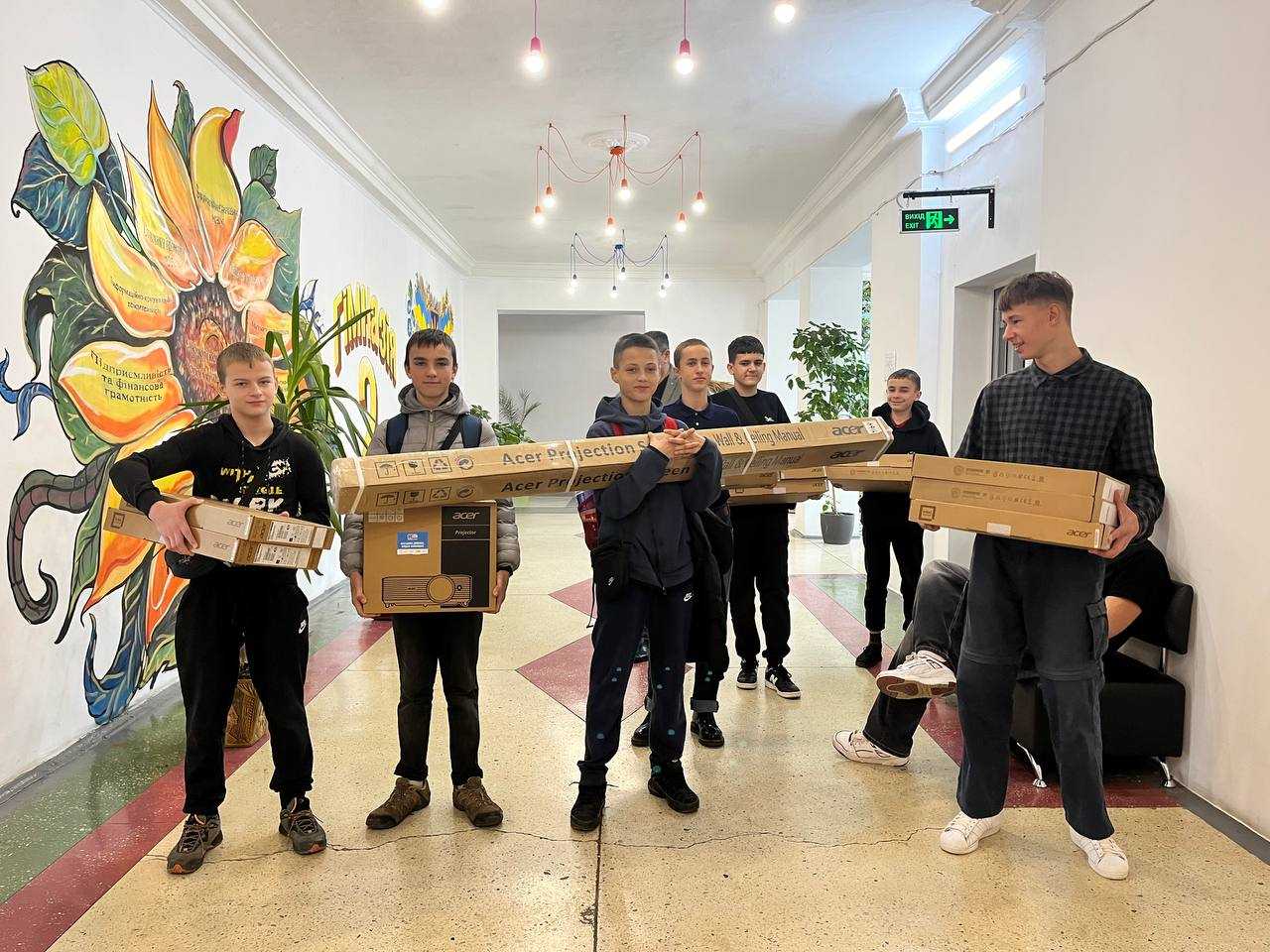 Школярі Гімназії №2 та Гімназії імені родини Луговських отримали нову компʼютерну техніку